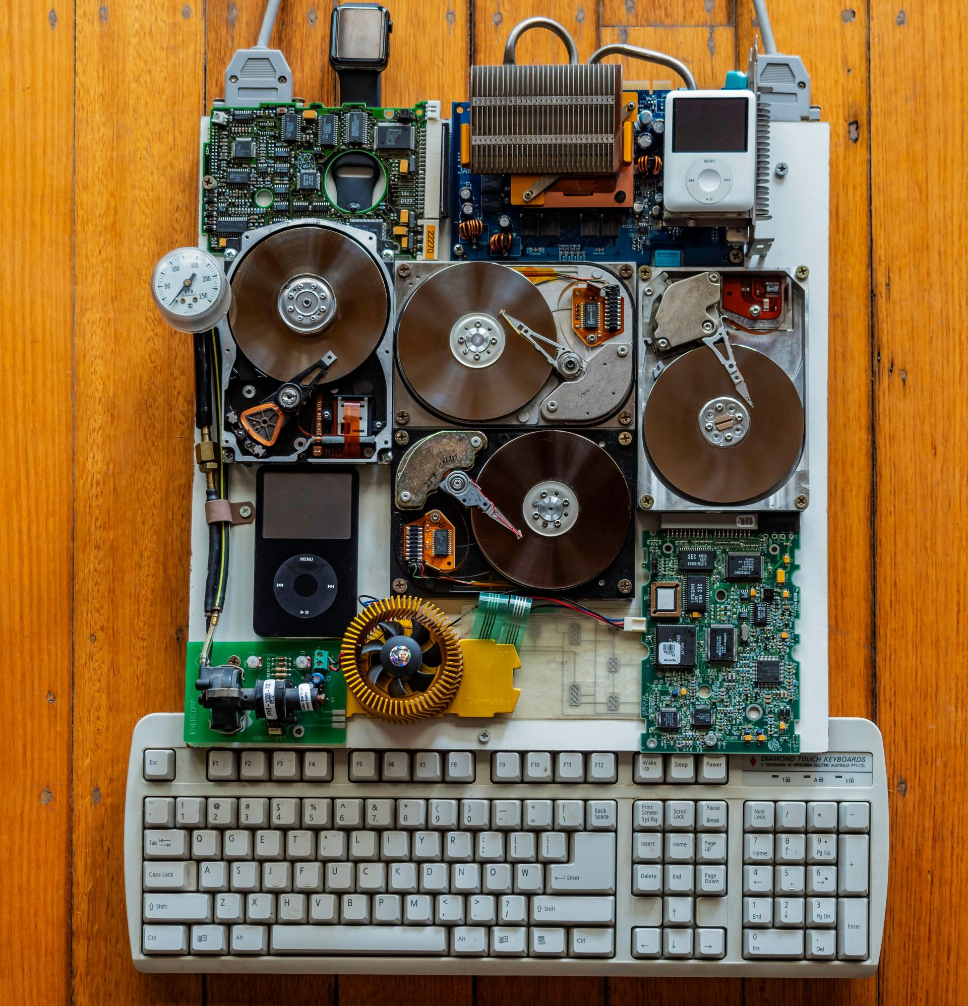 placa de circuito con iPod Classics al lado de un teclado de ordenador blanco